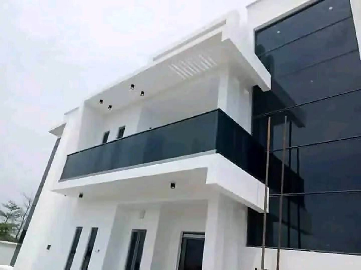 Glass balcony railing in Lekki